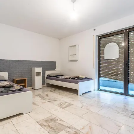 Apartament Arbeitnehmerunterkunft I 4 Schlafzimmer I 7 Betten I Garten *