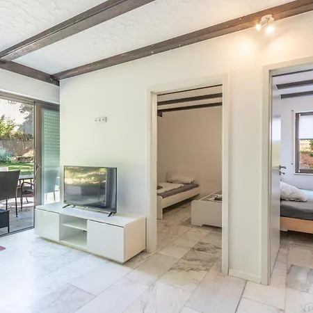Arbeitnehmerunterkunft I 4 Schlafzimmer I 7 Betten I Garten Apartament