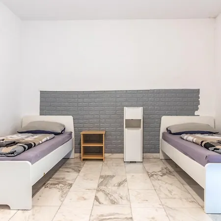 Arbeitnehmerunterkunft I 4 Schlafzimmer I 7 Betten I Garten * Sulzheim (Rhineland-Palatinate)