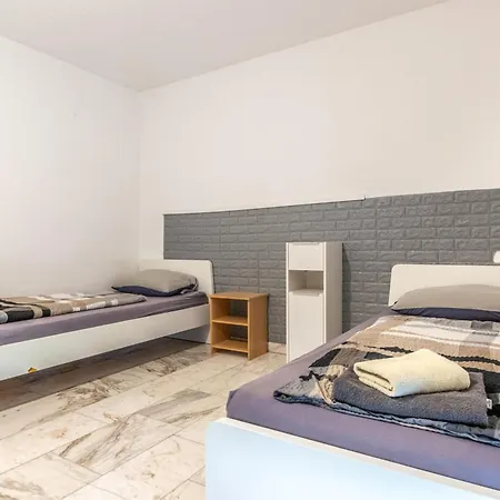 Arbeitnehmerunterkunft I 4 Schlafzimmer I 7 Betten I Garten Sulzheim (Rhineland-Palatinate)